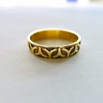 This stunning gold Celtic band ring is a stunning piece of irish jewelry with a reccesed Celtic leaf pattern that runs along the outside of the band.